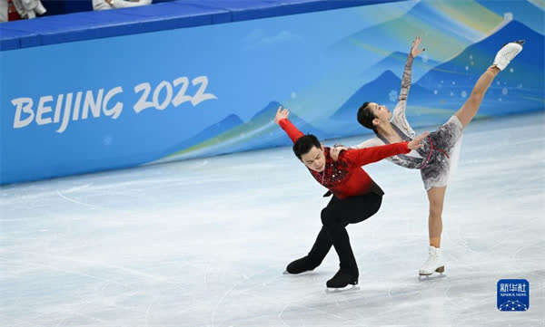当日,北京2022年冬奥会花样滑冰团体赛双人滑自由滑比赛在首都体育馆
