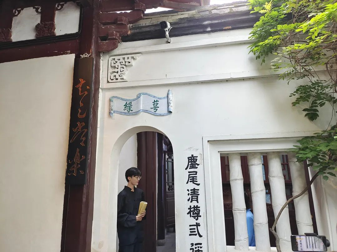视频中,众人跟随主持人的脚步来到林觉民故居,通过介绍与演绎两种方式
