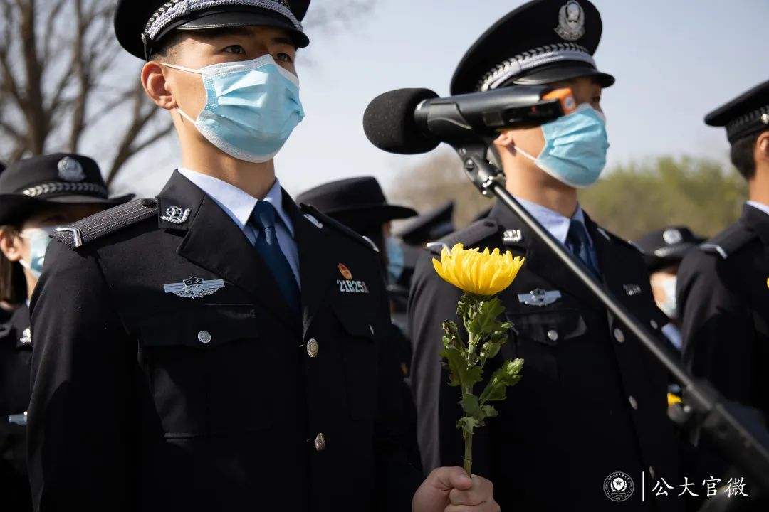 首页>我的大学>正文忠诚广场上,我们纪念所有牺牲的公安先烈.