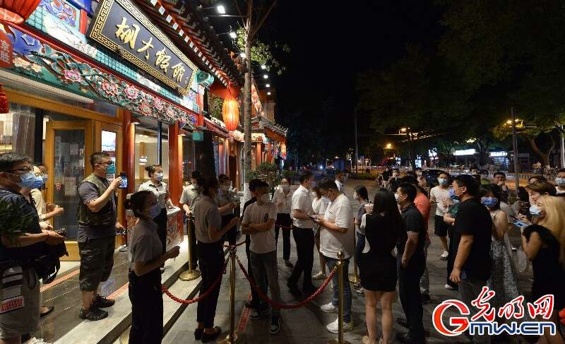 组图北京大部分区域恢复堂食6日零时簋街餐馆迎来首拨食客