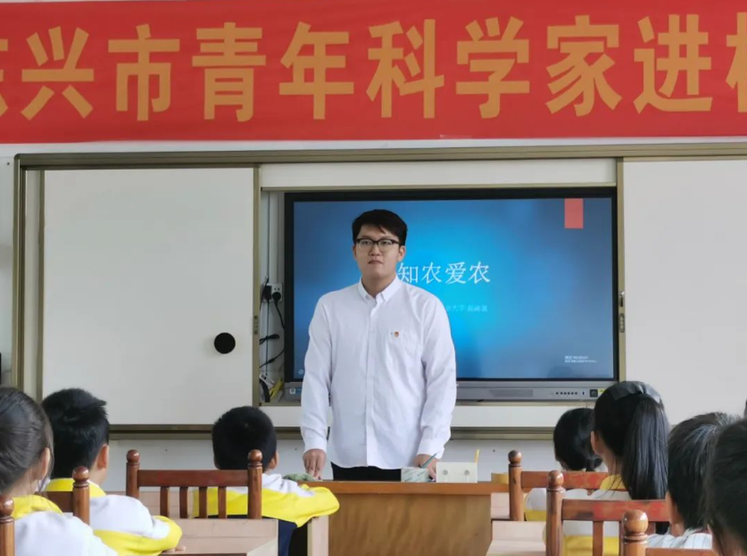 在教学方面,我负责东兴中学高一年级两个班化学教学工作,同时兼任东兴