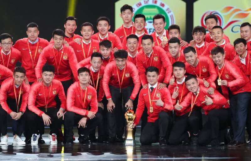 联赛颁奖典礼在上海举行,图为获得本赛季中超冠军的广州恒大淘宝队