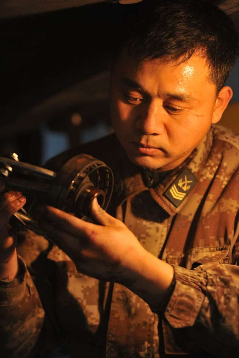 张俊凯对军队车辆进行维修(摄影:赵佳庆)