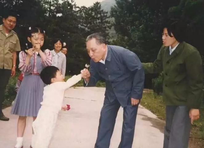 1982年1月19日,邓小平与孙女在火车上 他把一生都献给了中国人民,在