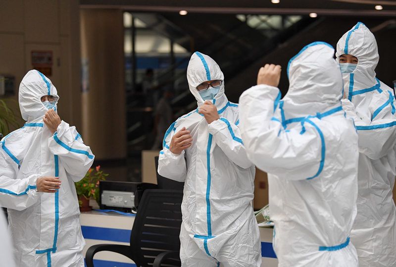 2020年8月28日,北京,市民体验穿脱防护服. 【责任编辑:于璧嘉】