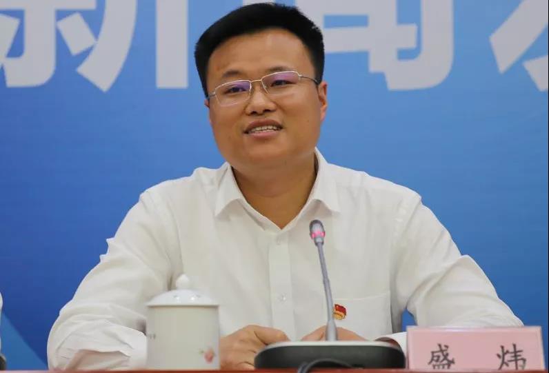 据公开简历,盛炜生于1983年1月,毕业于中国政法大学,曾长期在江西省