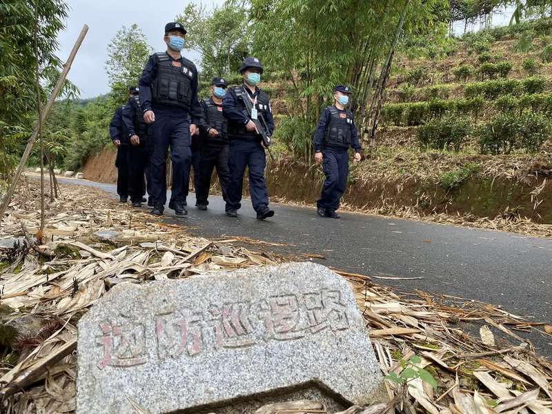 何春中)地处中国西南边陲的云南省临沧市,有3个县,10个乡镇,44个行政