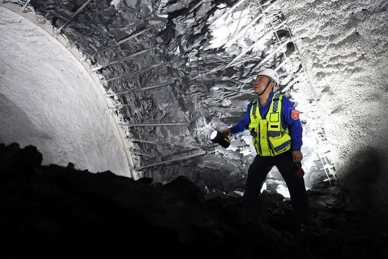 10月12日,安全员在黄草二线隧道贯通面进行安全检查.