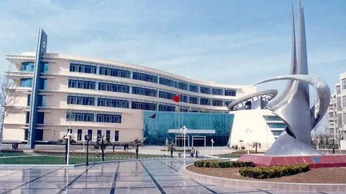 图书馆坐落在校园西区的门口,毛主席经典人像首先映入眼帘,向同学挥手