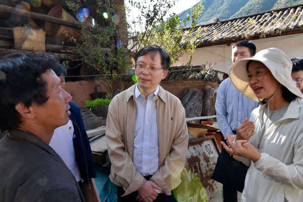 同济大学党委书记方守恩在云龙走访贫困户江平 摄