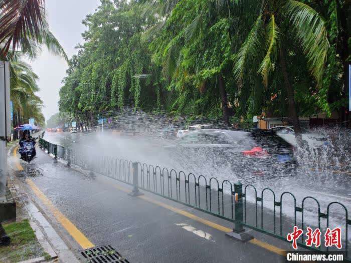 三亚持续降雨近一周 道路积水,涉海旅游暂停