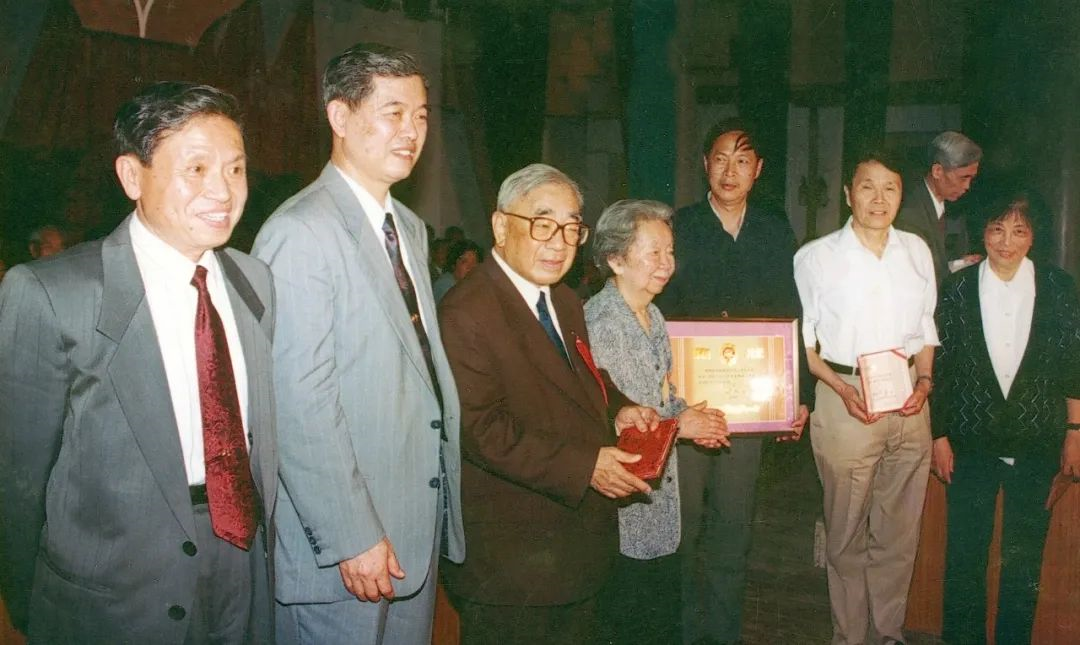 1994年4月6日,厦门大学建校73周年庆祝大会上,卢嘉锡(左三,谢希德(左