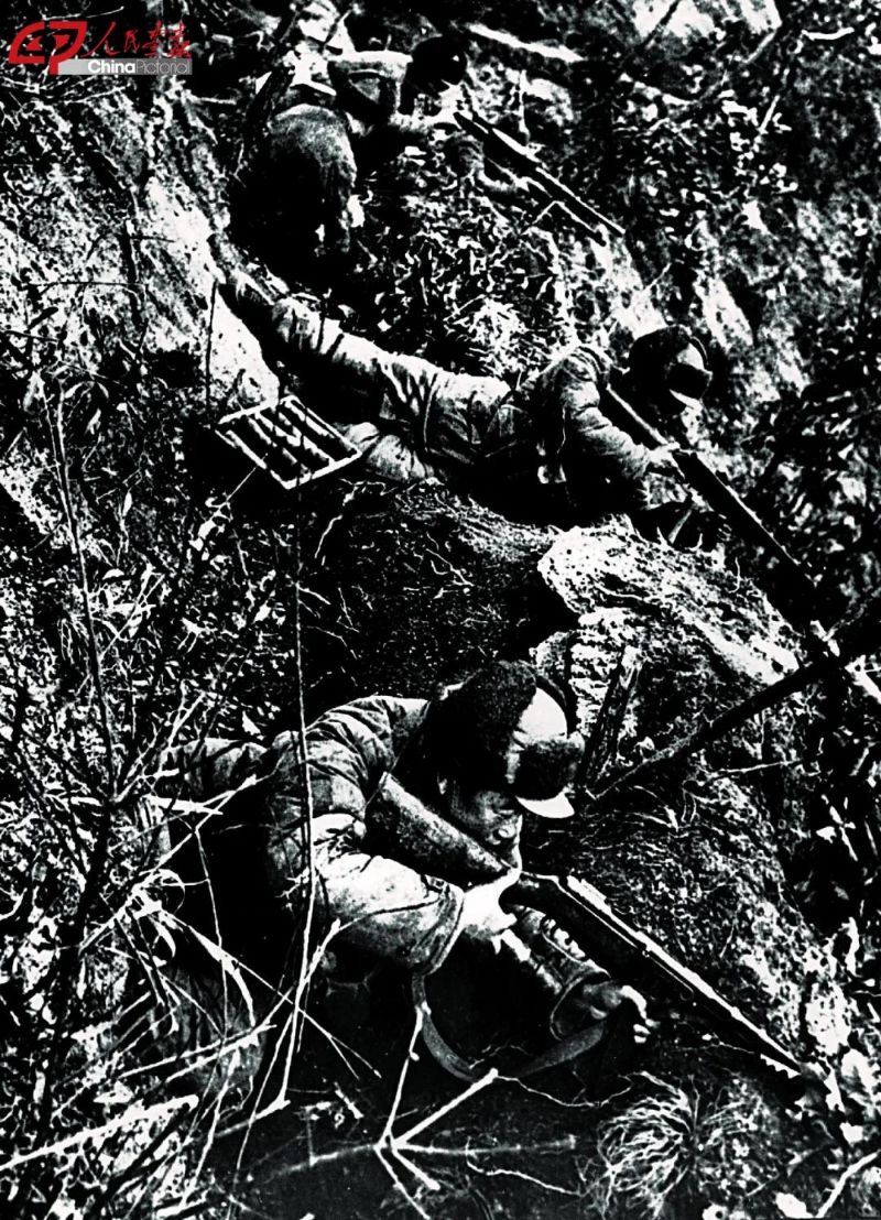 志愿军战士坚守在上甘岭阵地上. 图片来源:人民画报