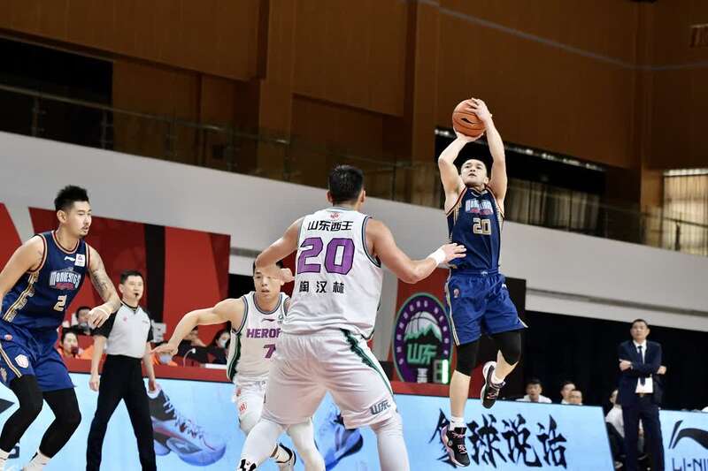 南京同曦队员西热力江远投.视觉中国供图