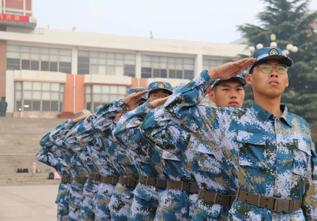 朝气蓬勃的青年人!