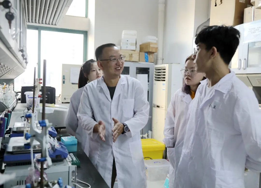 华大优秀教师访谈 | 洪俊明:因材施教 快乐科研