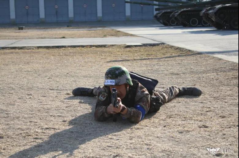 项目介绍:92式手枪射击,要求参赛队员在规定距离内以较短时间完成对