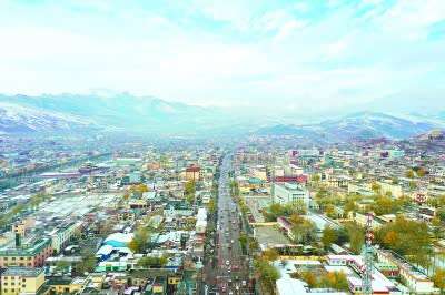 俯瞰囊谦县城全貌.