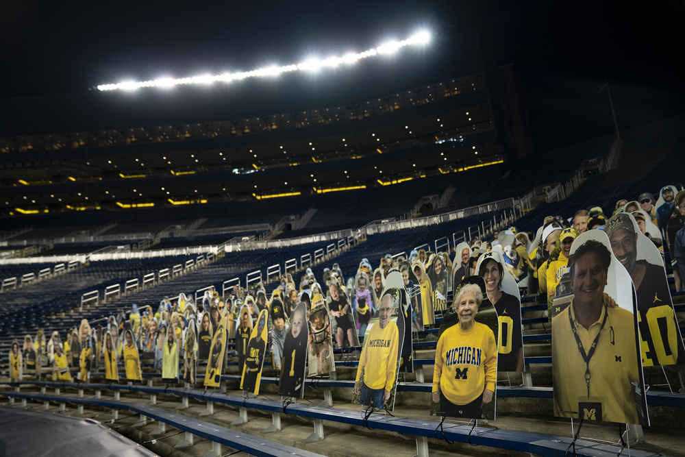 美国密歇根州体育场在观众席摆满"纸片人"