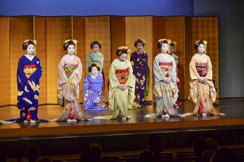 日本:经过数月疫情封锁 舞伎重新登台表演