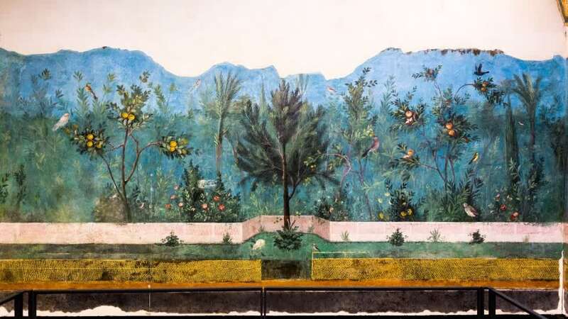 罗马利维亚别墅“画中花园”</p><p>Painted Garden, Villa of Livia, fresco, 30-20 B.C.E. Museo Nazionale Romano, Rome</p><p>上图是 “画中花园” 壁画的局部。1863年考古发现了罗马皇帝奥古斯都的妻子丽维亚（Livia）的别墅中夏季卧躺餐厅（summer triclinium）墙壁上的壁画。这个花园被老普林尼称作ad Gallinas Albas，意思是 “母鸡的月桂丛” 。这个名字背后有一个传说：丽维亚和奥古斯都结婚时，一只鹰叼着一只嘴里衔着月桂枝的白母鸡飞过，它把白母鸡丢到丽维亚怀中，母鸡毫发无损。肠卜师（haruspices）建议把母鸡和月桂作为宗教职责保护。母鸡生了很多小鸡，月桂长成了一片树林，丽维亚的花园就建在这个征兆发生的地方。从日常层面，它是纳暑、会客、休闲的优美场所。从权力与象征的角度，它是古希腊-罗马用征兆（portent）象征权威合法性和权力在其家族延续不衰的意识形态共谋：以象征事件说服大众，获得大众信服，宣示天赋权力的合法性。这是“母鸡的月桂丛”故事和“画中花园”存在的原因。中国古代的 “玄鸟生商” 、 “玄鸟陨卵” 和各种祥瑞故事，也是类似的道理（Stiles, 2019; Ripat 2006）。