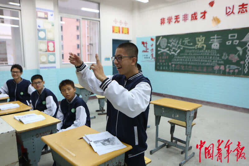 11月24日,福建省三明市特殊教育学校,聋哑班九年级的学生在上自习 ..