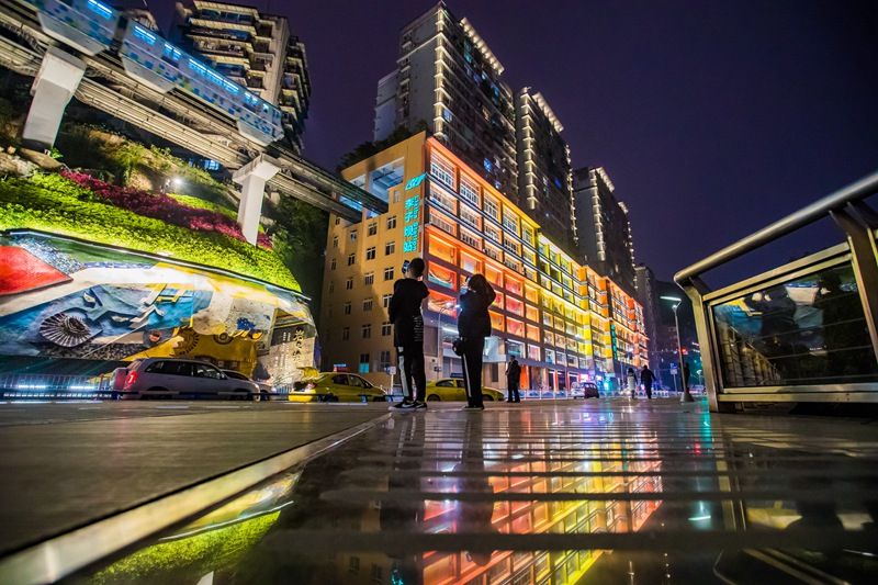 重庆网红列车穿楼车站李子坝站穿上靓丽"晚装"