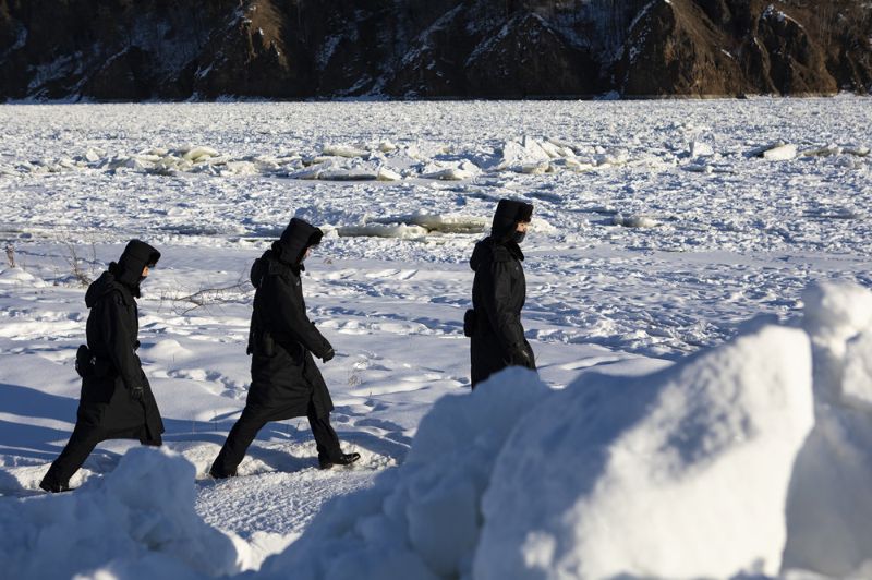 黑龙江漠河:极北边防民警-26℃严寒中执勤 睫毛结冰霜