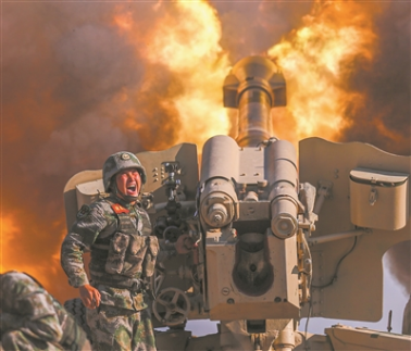 鏖战戈壁织天网——新疆军区某火力团实装实弹演习影像