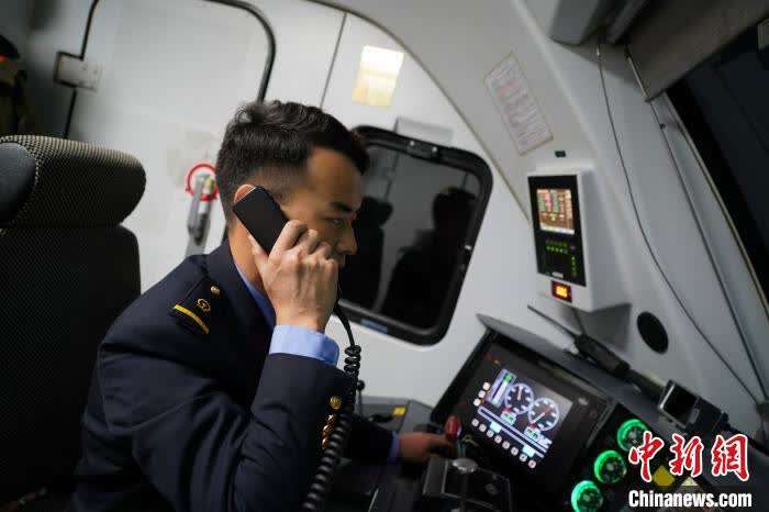 图为周兴福正在驾驶火车. 文思睿 摄