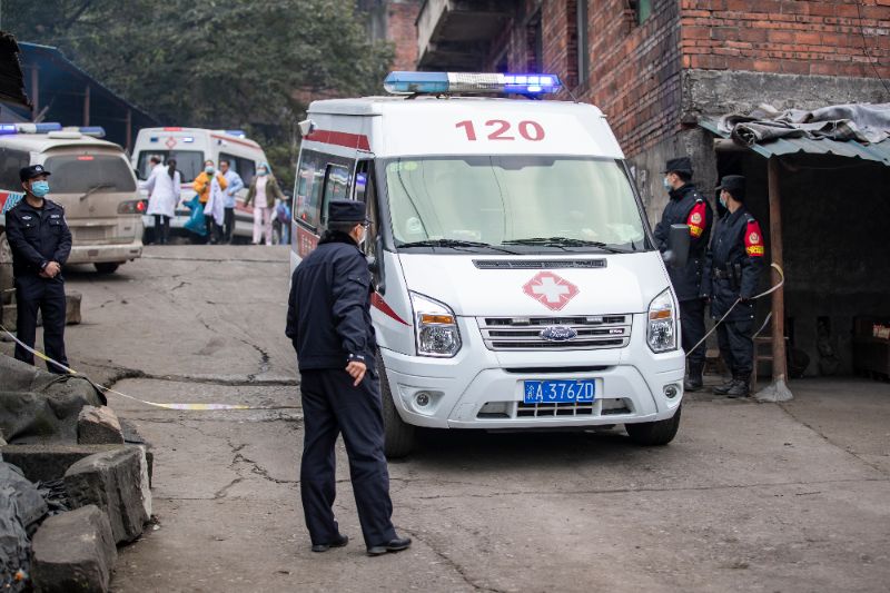 12月5日,在重庆市永川区吊水洞煤矿事故救援现场,一辆救护车从井口