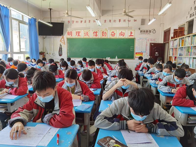 2020年4月28日,重庆市綦江南州中学校高三年级疫情之后复学,重返校园.