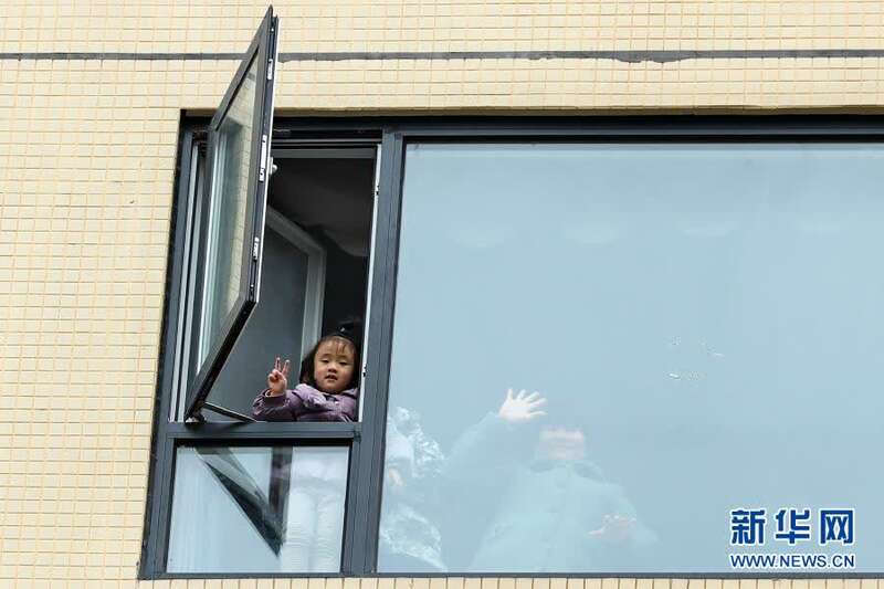 12月10日,在成都市成华区崔家店华都云景台小区,一名居家隔离的小女孩