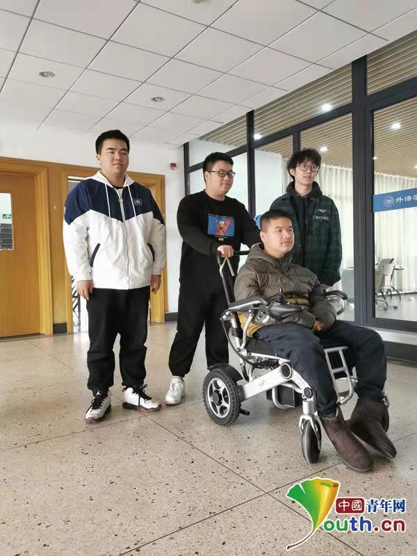 三个男生组成"兄弟公益团" 照顾渐冻症室友