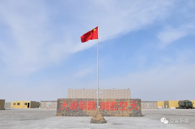 地处大漠深处的野战基地内部.