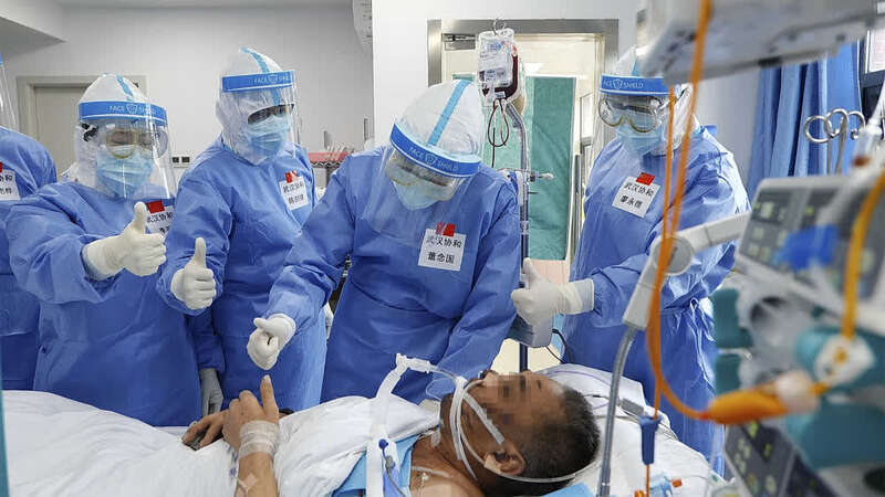 5月8日,武汉协和医院医务人员向新冠肺炎患者成功撤除ecmo表示祝贺.