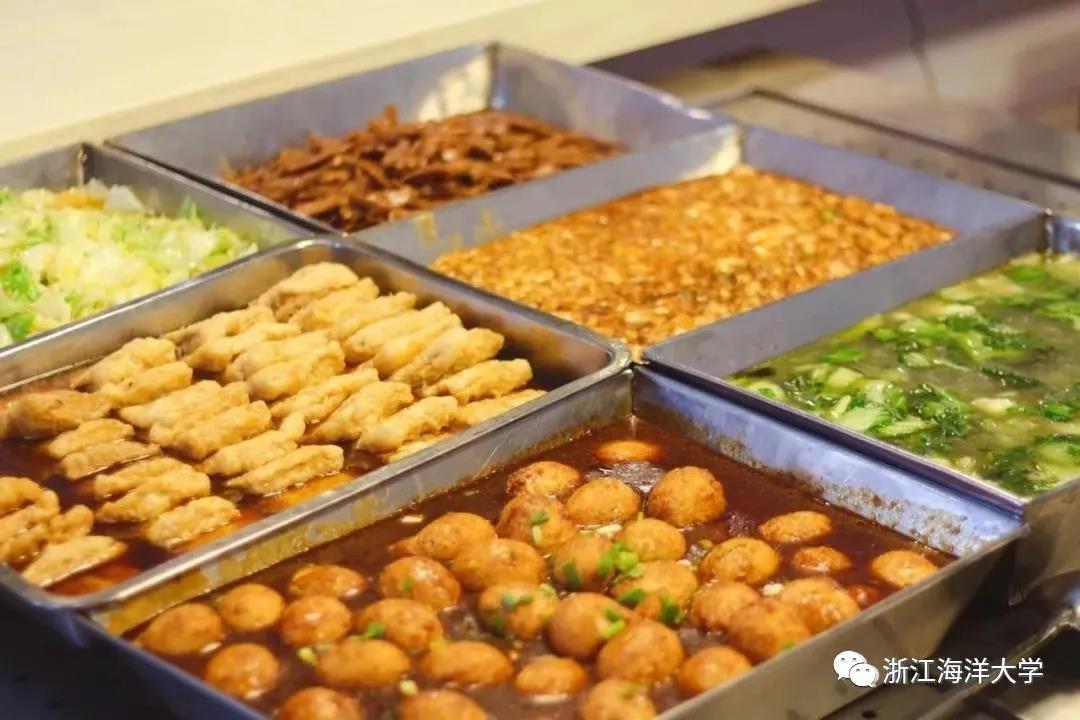 这动物很海大尽管人来人往一食堂门口淘气的鸽子可没想过离开校医院