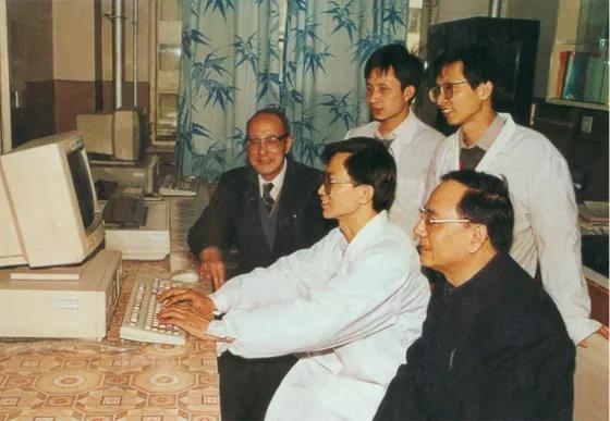 徐光宪与课题组成员讨论实验数据,左起:徐光宪,严纯华,廖春生,高松