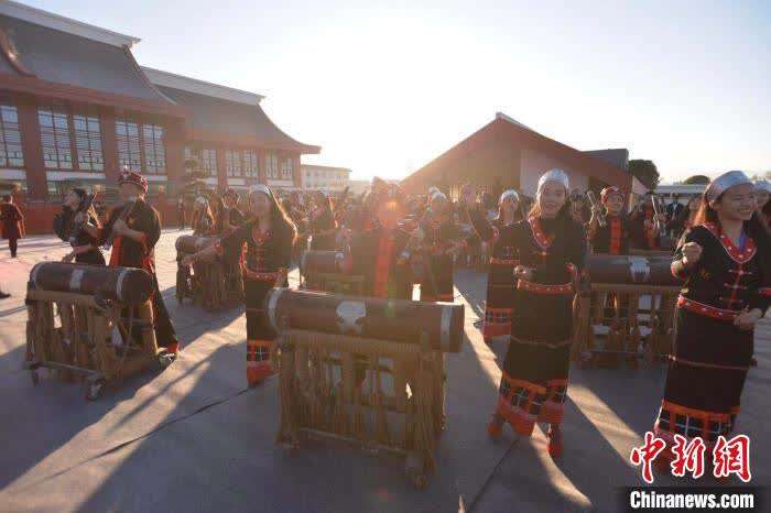 图为临沧佤族载歌载舞庆祝铁路通至位于中缅边境的“世界佤乡”。　贾翔 摄
