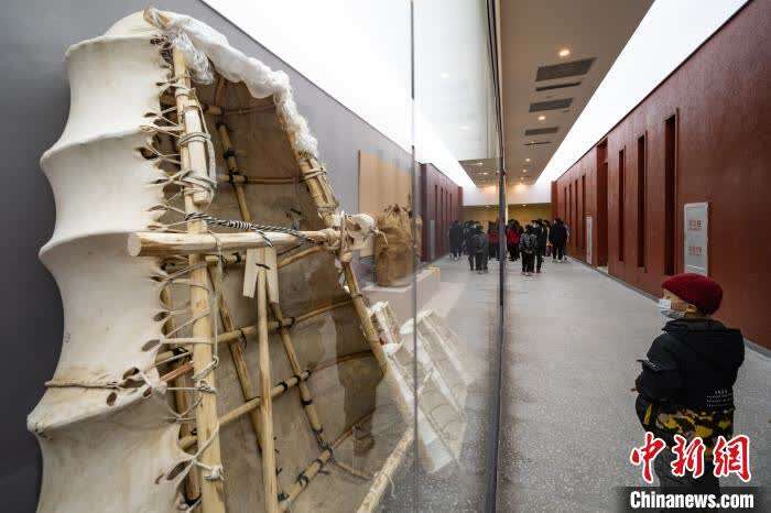 图为展厅里展示的传统牛皮船. 何蓬磊 摄