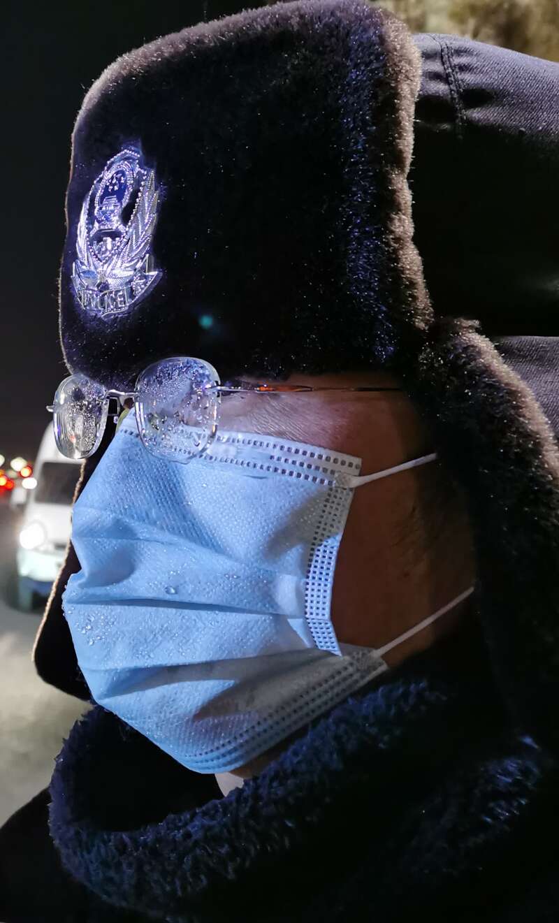 由于天气寒冷,他的眼镜上了霜,口罩上挂满水珠.