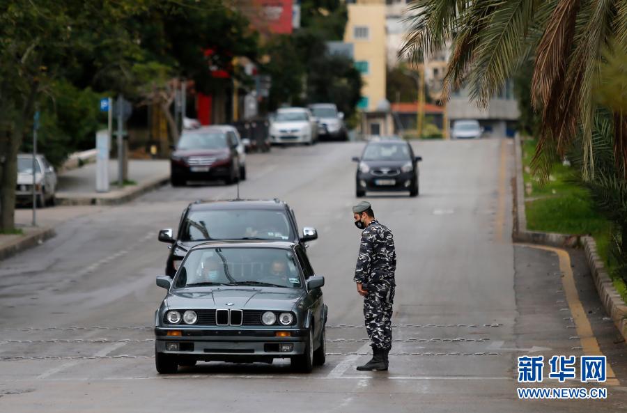 1月14日,在黎巴嫩贝鲁特,警察检查过往车辆的外出许可.