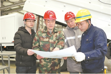 火箭军某部高级技师胡新峰成功研制毛基清理台车