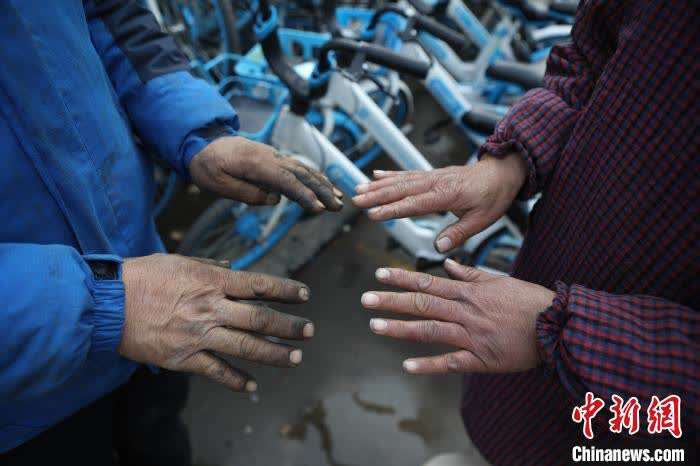 半百修车夫妻的"沪漂"生活,从"摆摊儿"到"正式工"