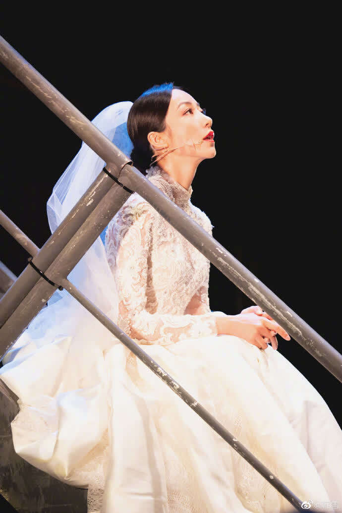 韩雪在音乐剧《白夜行》里扮演唐泽雪穗