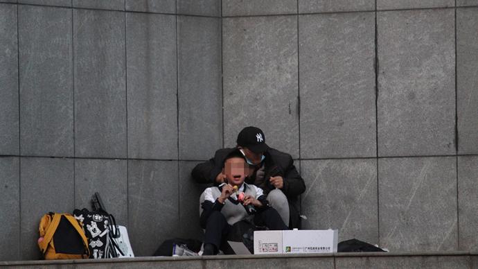 昆明"劫持人质事件"续:嫌犯持刀致1死7伤,被警方击毙女记者给嫌犯和