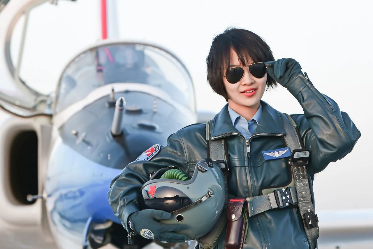 向一名合格空降兵的蜕变 她们,搏击长空 日前,空军西安飞行学院某旅