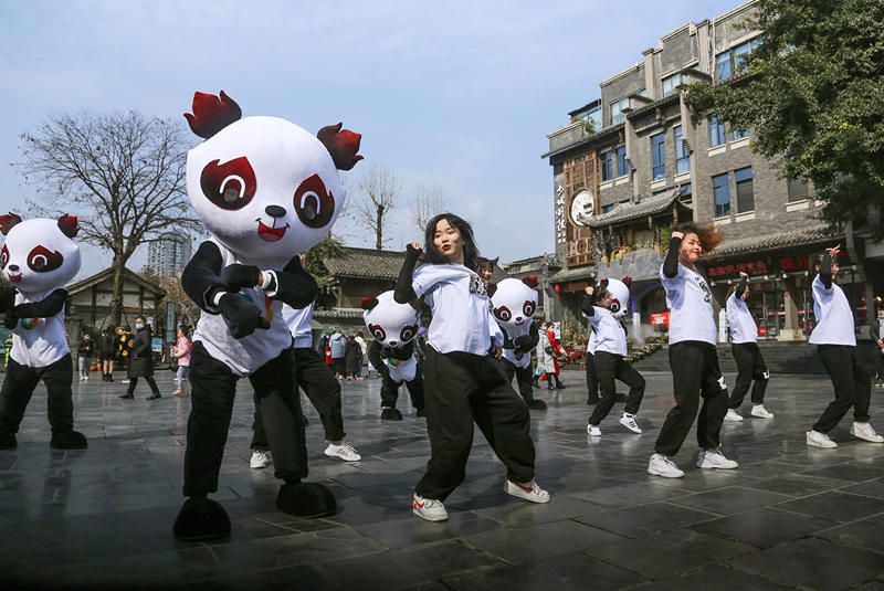 2021年1月30日,四川成都"蓉宝"与街舞爱好者在广场进行快闪表演.