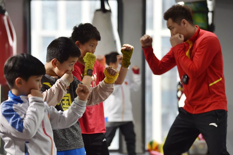 江苏南京:学生寒假学拳击促进身心健康发展