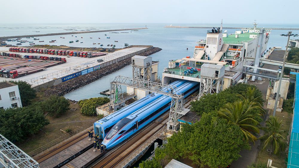 2021年1月31日,海口,海军蓝cr300af型复兴号乘坐海南铁路轮渡正式